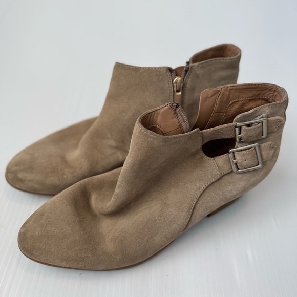 Clarks Artisan Tan Suede Ankle Booties with Buckle Detail size 9 - Picture 2 of 10